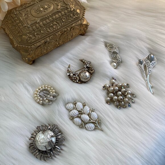 LOT/COLLECTION RHINESTONE/FAUX PEARL BROOCHES (CORO, MARVELLA, ROBERT, GOLDETTE) - Picture 1 of 16
